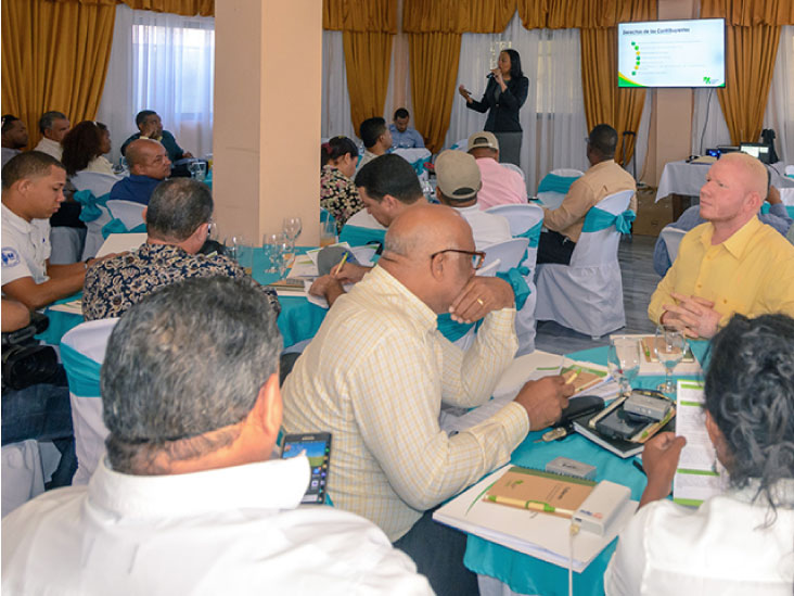 Comunicadores de Azua y de Baní recibiendo información en materia tributaria