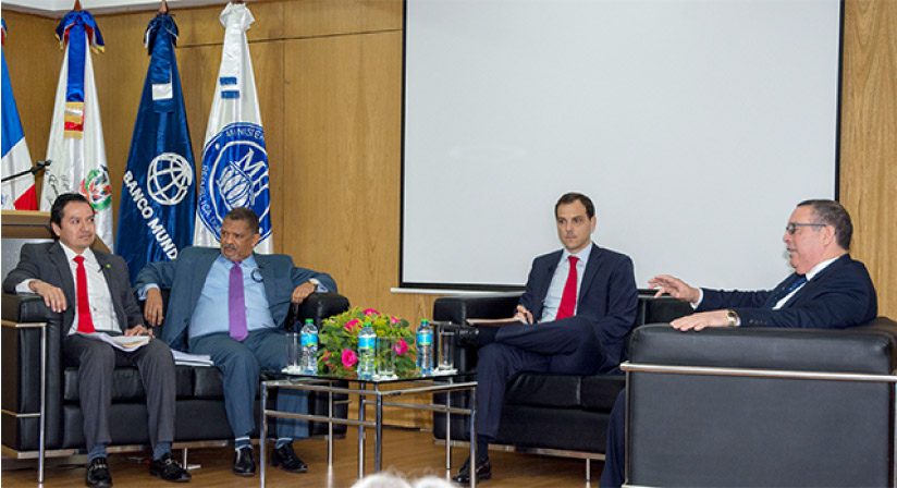 ​Marvin Cardoza participando en el panel “Hacia un Sistema Tributario más eficiente” impartido por el Banco Mundial